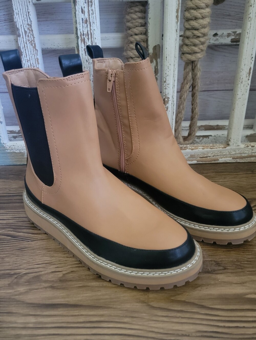 Womens Universal Thread By Target Two-Tone Tan and Black Chelsea Boots - Size 7